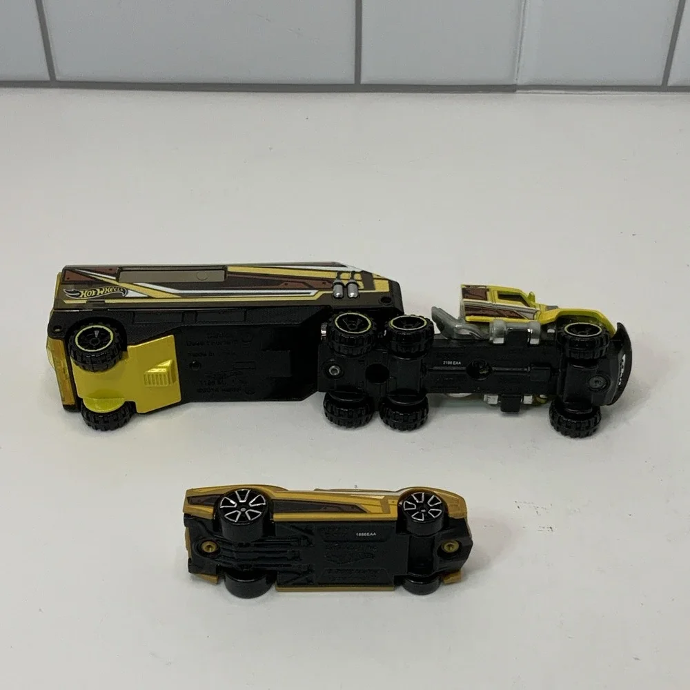 HOT WHEELS 2014 - CITY -‎ SUPER RIGS DESERT FORCE W/ HYPERTRUCK CAR